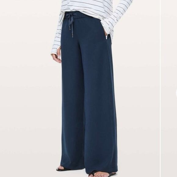 Lululemon On The Fly Pant *Wide Leg 31" True Navy size 8 - Picture 2 of 12